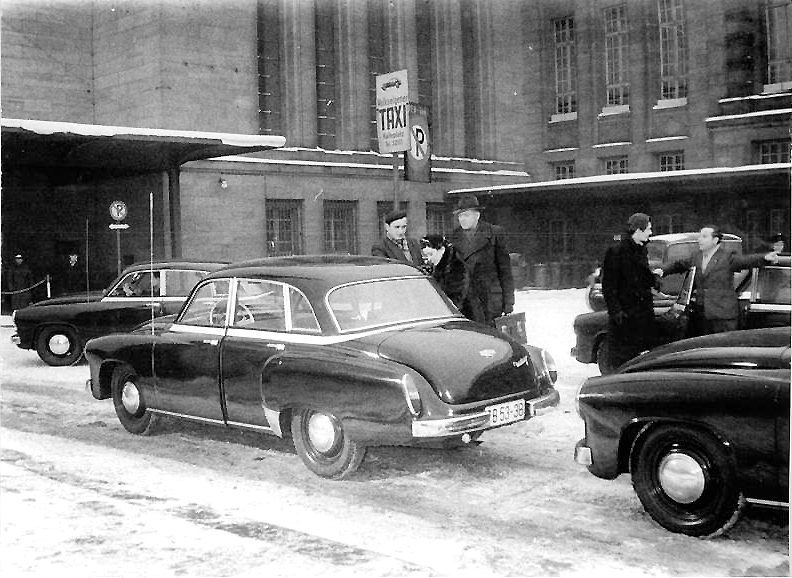 Datei:Bundesarchiv Bild 183-34983-0007, Leipzig, Taxistand.jpg
