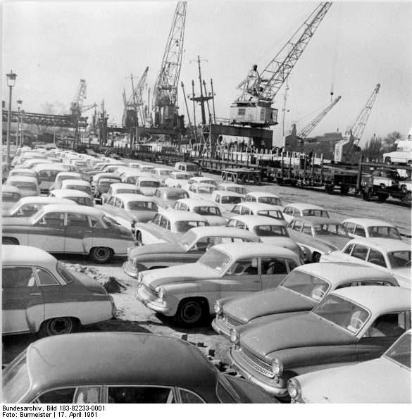 Datei:Bundesarchiv Bild 183-82233-0001, Rostock, Überseehafen, PKWs warten auf ihre Verladung.jpg