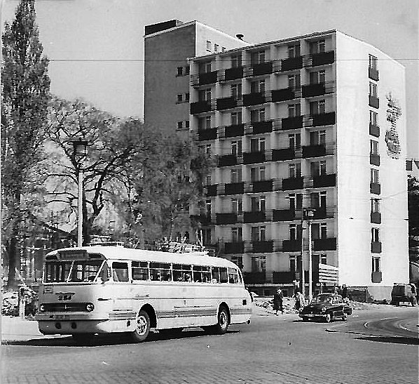 Datei:Bundesarchiv Bild 183-82540-0001, Rostock, Neues Hotel am Bahnhof.jpg