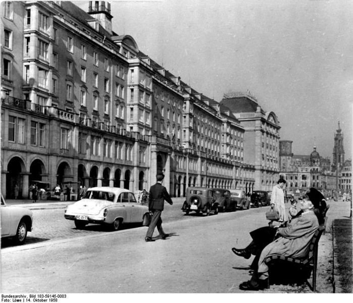 Datei:Bundesarchiv Bild 183-59145-0003, Dresden, Alter Markt, Neubauten.jpg
