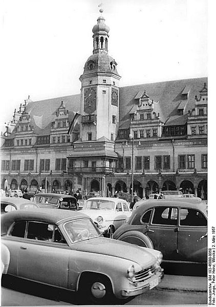 Datei:Bundesarchiv Bild 183-45000-0068, Leipzig, Altes Rathaus, Parkplatz.jpg