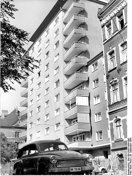 Datei:Bundesarchiv Bild 183-C0827-0091-002, Leipzig, Karl-Liebknecht-Straße, Wohnhochhaus.jpg