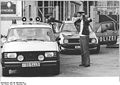 Bundesarchiv Bild 183-1990-0929-301, Berlin, Polizeiautos Lada und VW Golf.jpg