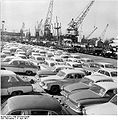 Bundesarchiv Bild 183-82233-0001, Rostock, Überseehafen, PKWs warten auf ihre Verladung.jpg