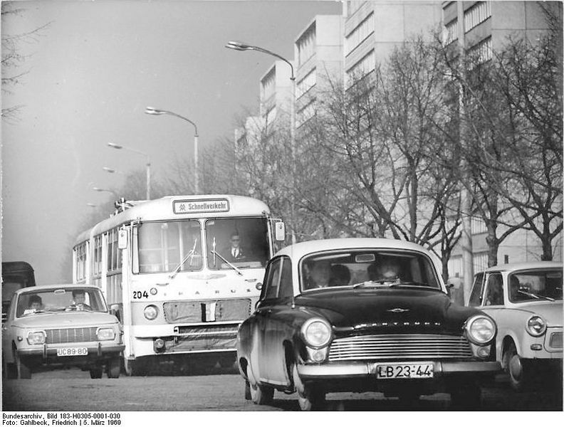 Datei:Bundesarchiv Bild 183-H0305-0001-030, Leipzig, Straßenverkehr.jpg