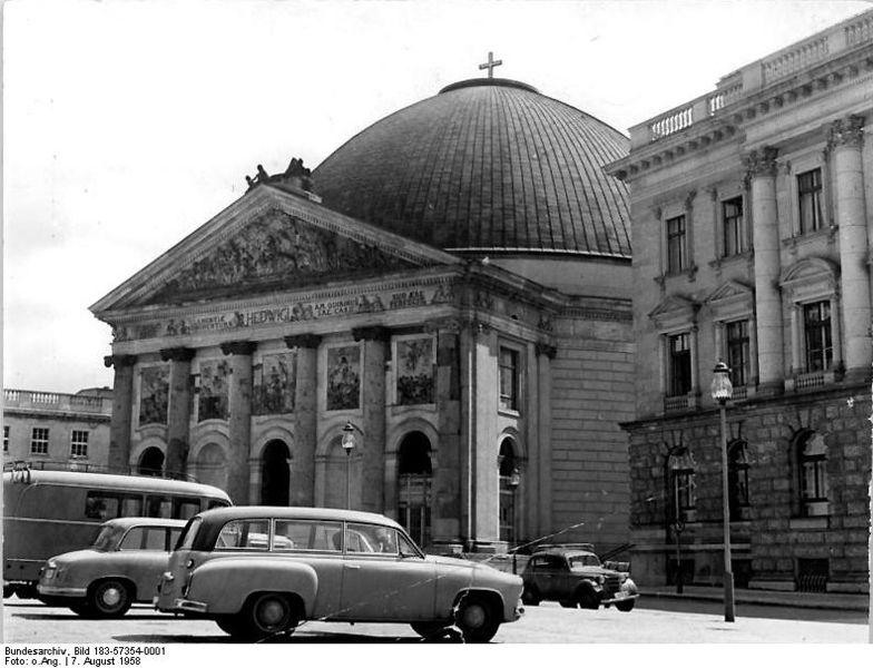 Datei:Bundesarchiv Bild 183-57354-0001, Berlin, St.Hedwigs-Kirche.jpg